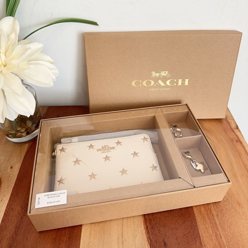 NWT Coach Boxed Corner Zip Wristlet With Star Print And Charms - Picture 7 of 8